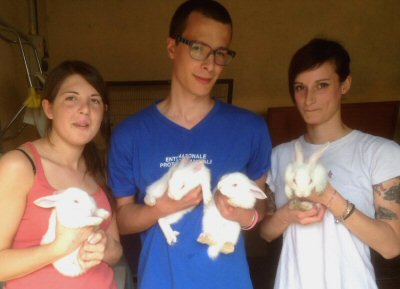NS-volontari con cuccioli conigli_4201